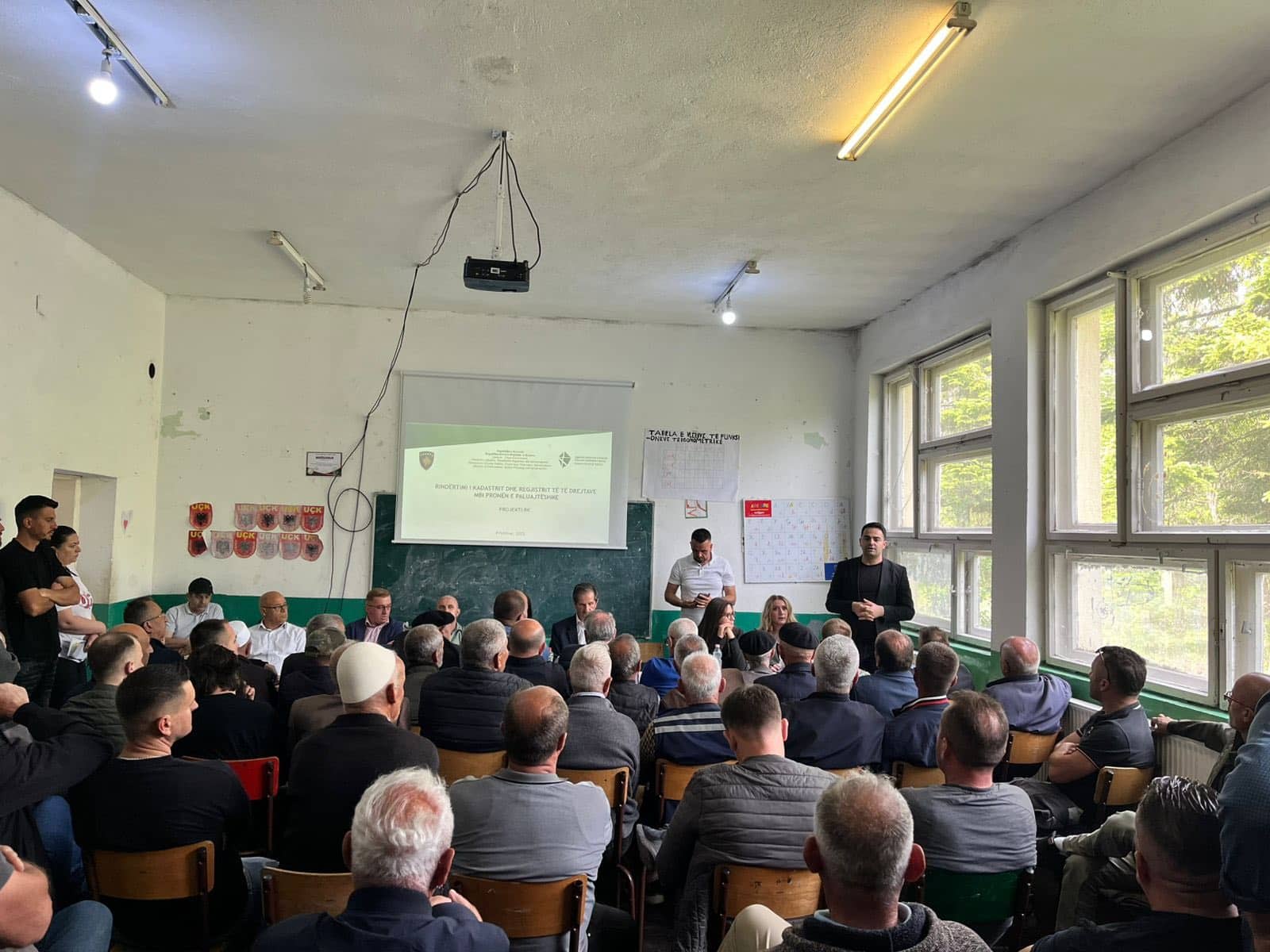 Në kuadër të procesit të rindërtimit të kadastrit, një prej projekteve kyçe për rregullimin e të drejtave pronësore, po vazhdojnë takimet informuese me qytetarët e fshatrave Ribar i Madh dhe Kraishtë.