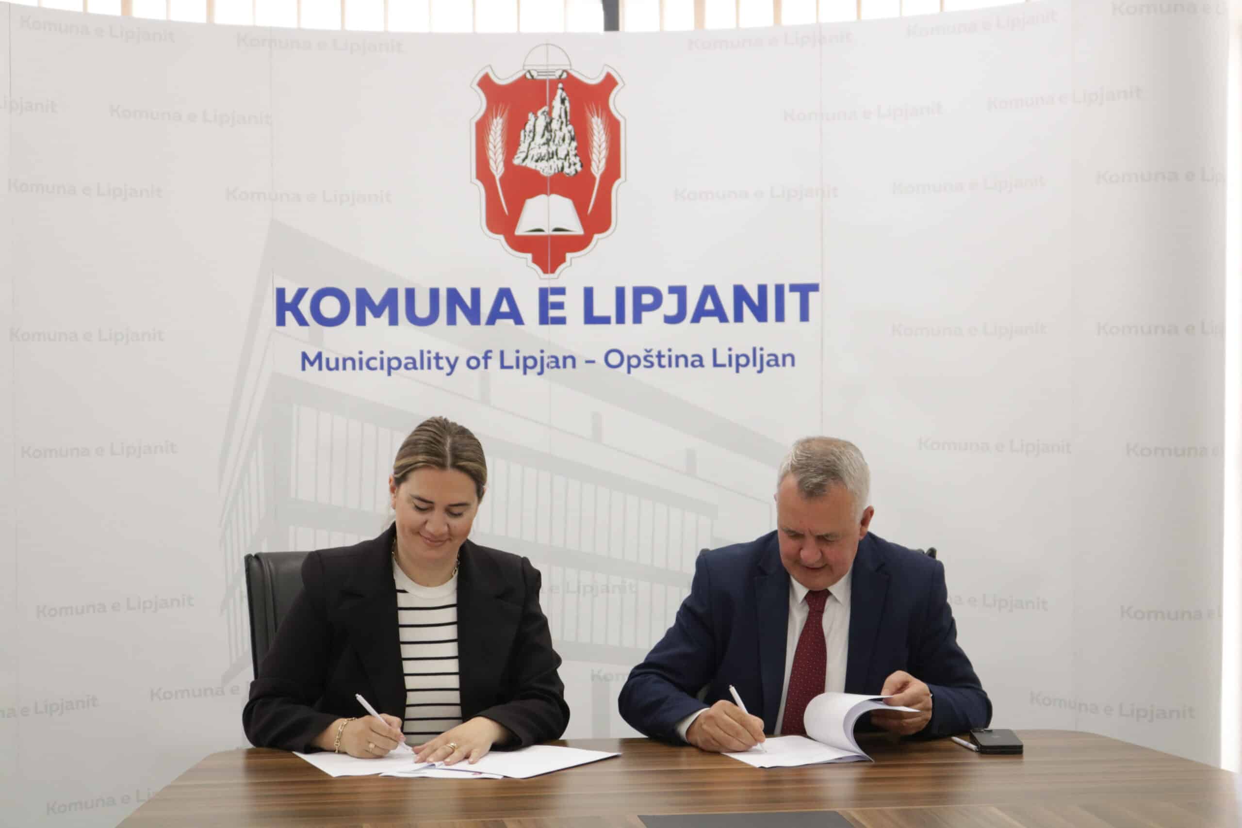 Kryetari i Komunës së Lipjanit, z. Imri Ahmeti, sot ka nënshkruar marrëveshjen për vazhdimin e bashkëpunimit me organizatën The Foundation House, me qëllim mbështetjen dhe fuqizimin e të rinjve lipjanas.