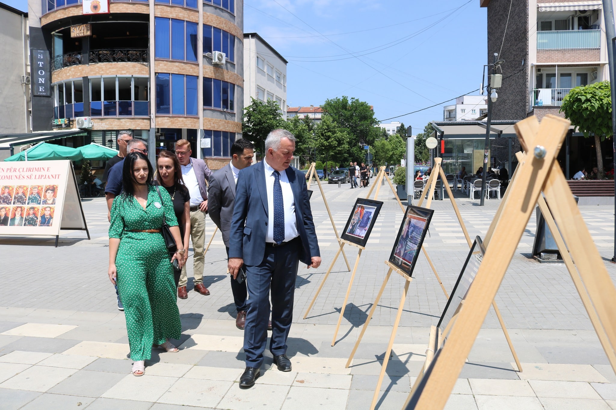 Sot u organizua ekspozitë fotografike me temë luftën çlirimtare të popullit shqiptar, e cila u hap në Sheshin “Adem Jashari” në Lipjan