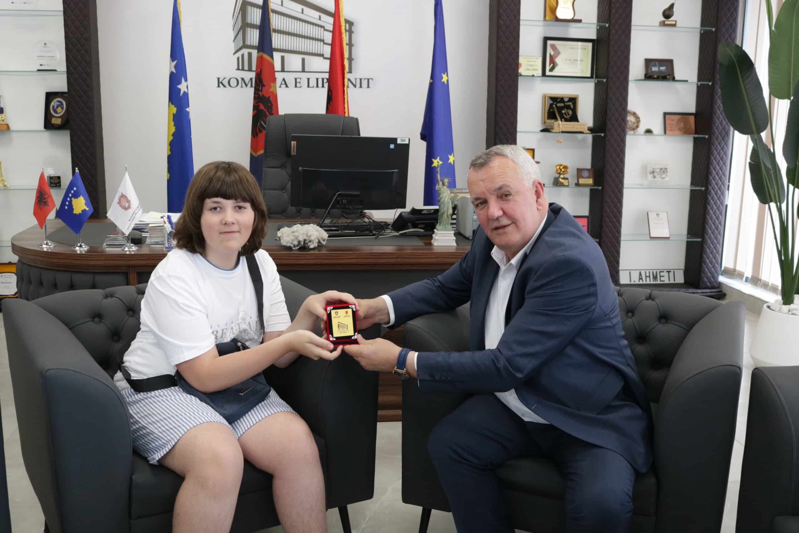 Kryetari Ahmeti pret në takim nxënësin Adri Vila, fitues në Olimpiadën Ndërkombëtare STEM në Barcelonë
