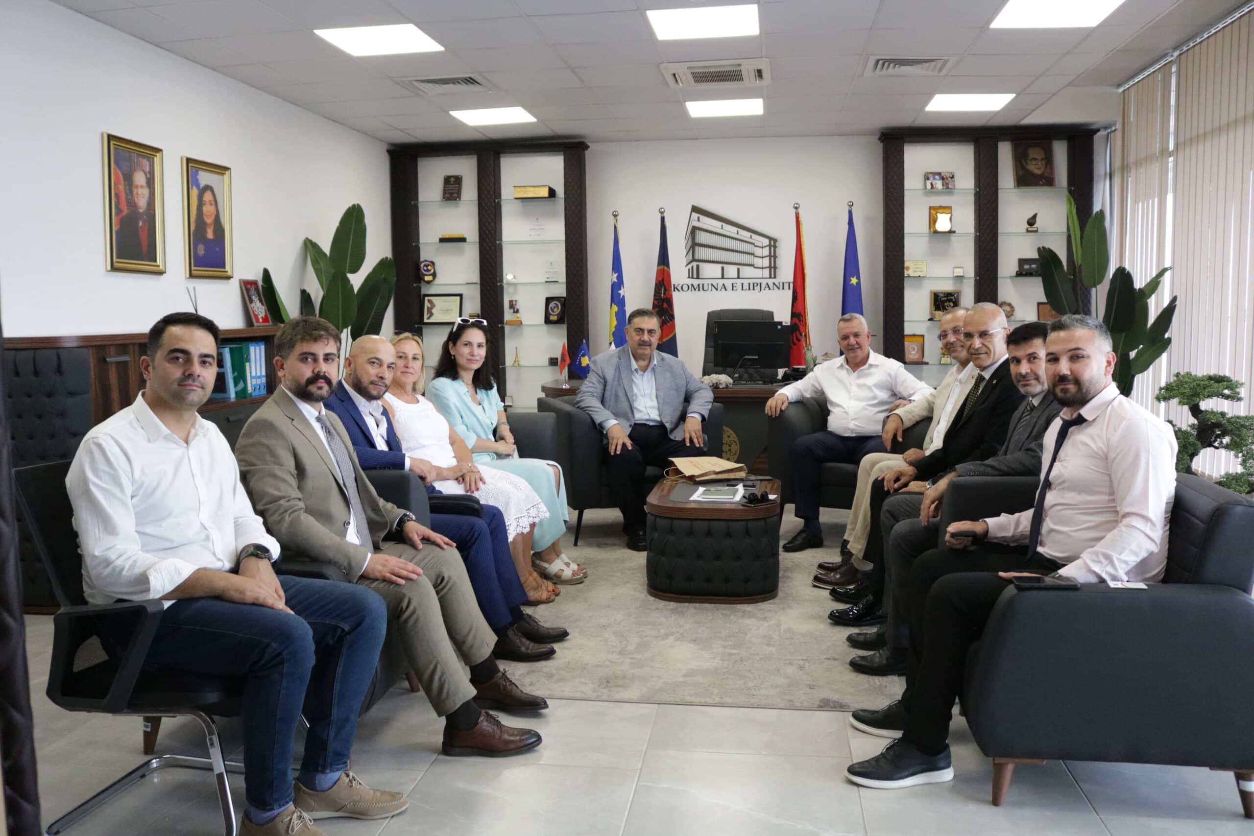 Sot gjatë ditës, Kryetari i Komunës së Lipjanit, z. Imri Ahmeti, ka pritur në takim një delegacion biznesmenësh nga Turqia
