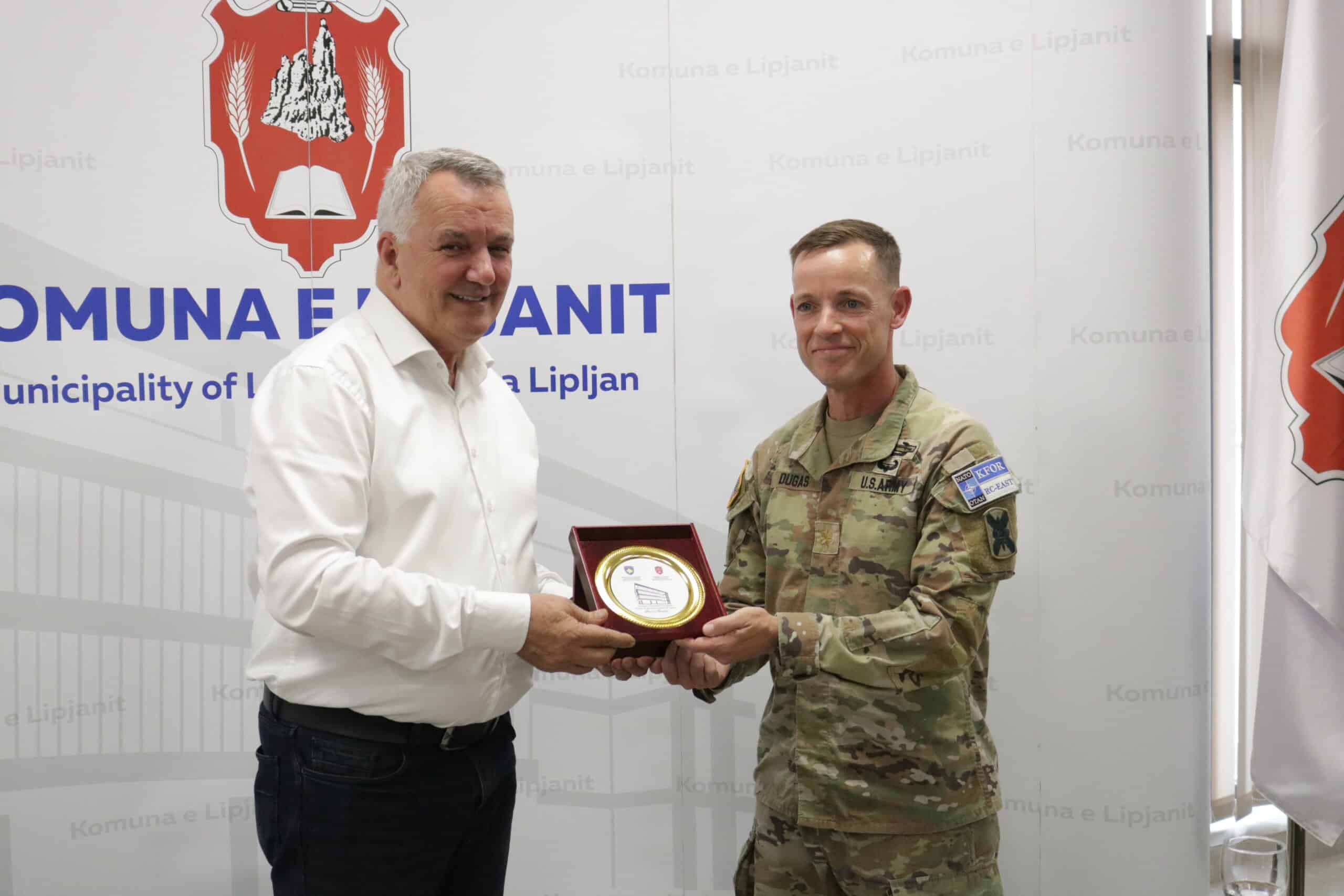 Kryetari i Komunës së Lipjanit, Imri Ahmeti, sot në zyrën e tij ka pritur Komandantin e Komandës Regjionale – Lindje të KFOR-it Amerikan në Kampin “Bondsteel”, Major Kevin Dugas, të shoqëruar nga pjesëtarë të tjerë të KFOR-it dhe përfaqësues nga LTM të KFOR-it turk të vendosur në Lipjan.