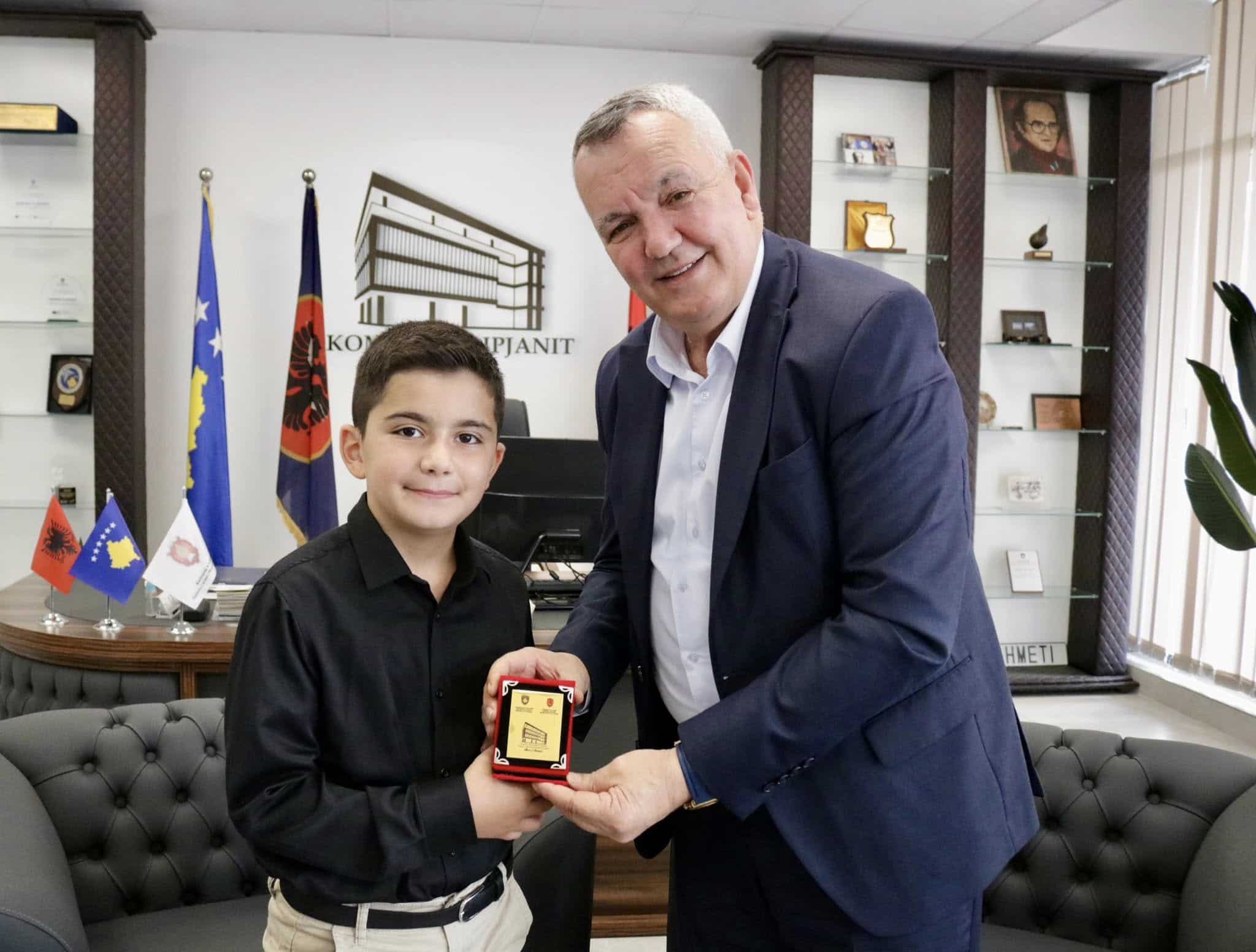 Kryetari Ahmeti priti në takim Rejan Krasniqin, kampion në garat ndërkombëtare në Zvicër