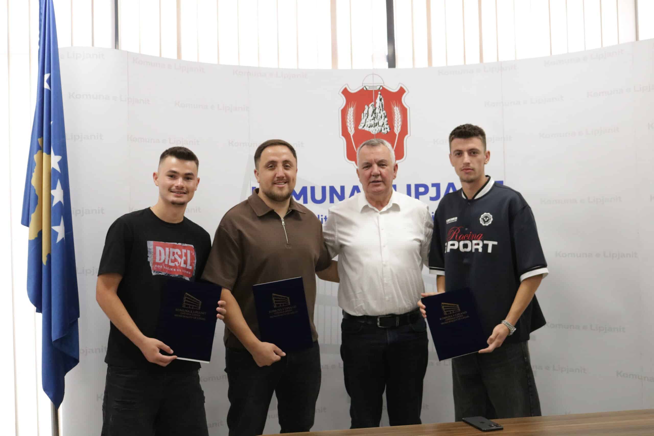 Kryetari Ahmeti ndan mirënjohje për tre sportistët e suksesshëm të Lipjanit
