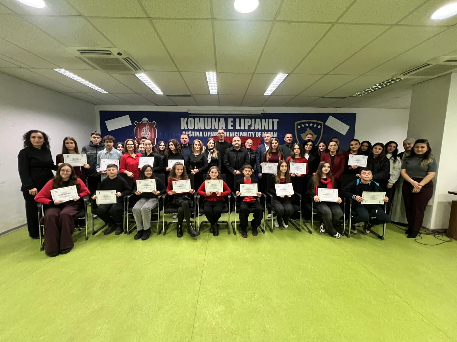 Organizohet orë letrare me artistët e rinj të shkollave fillore të Lipjanit, me rastin e 28 Nëntorit