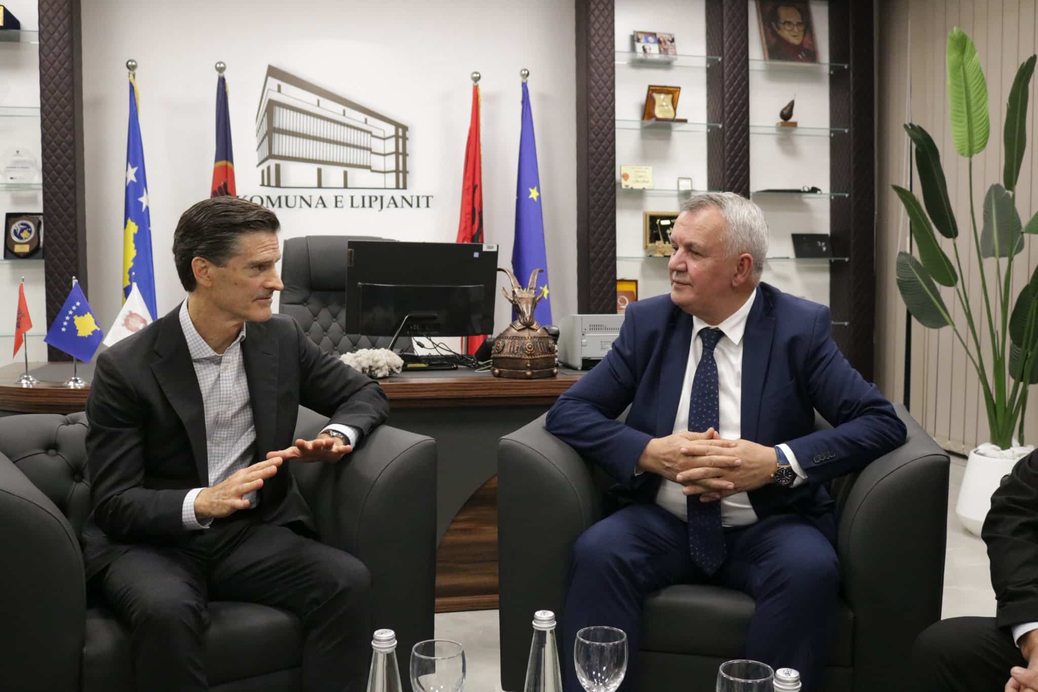 Kryetari Ahmeti ka pritur në takim ish-administratorin e Komunës së Lipjanit, z. James Rogan