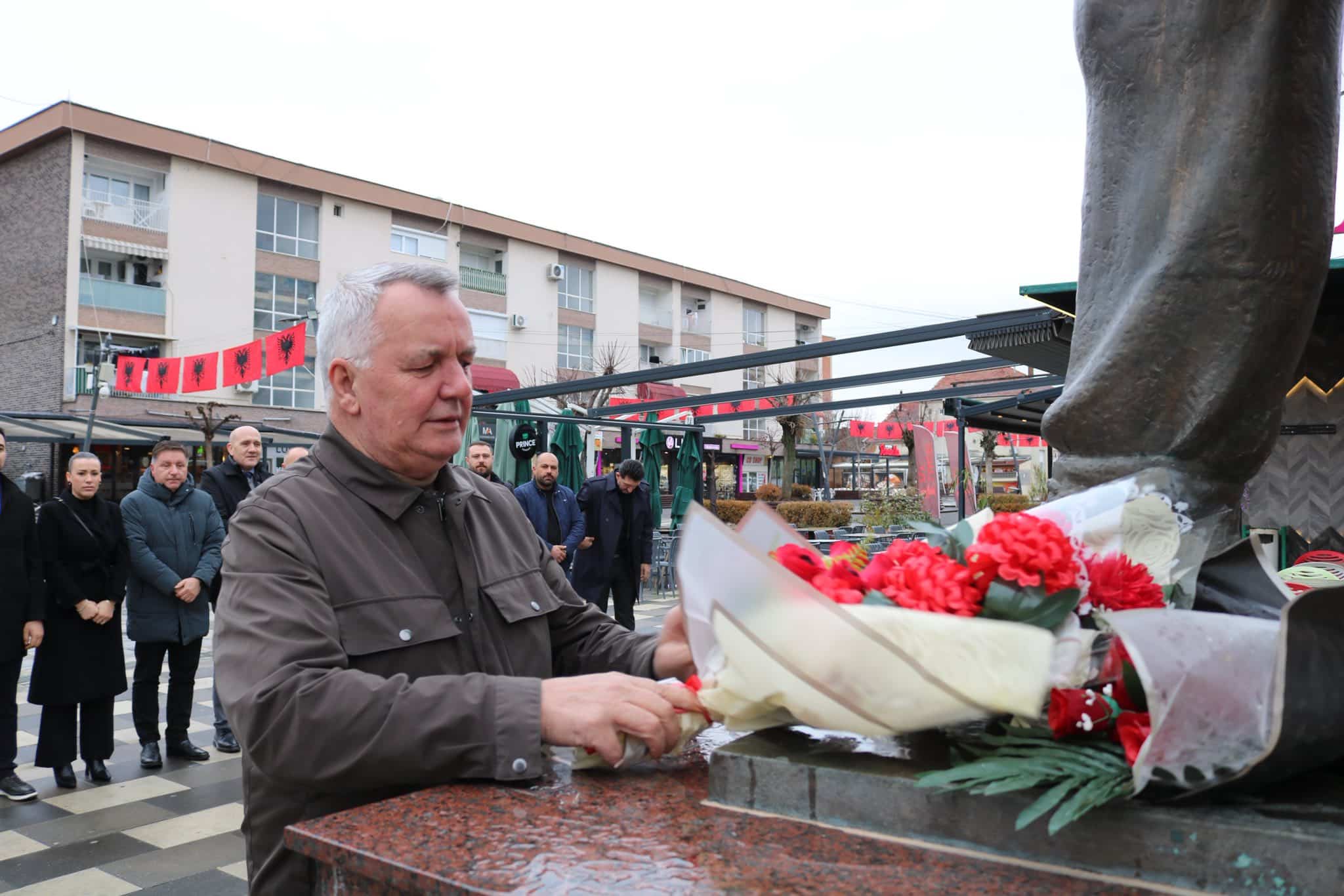 Kryetari Ahmeti bën homazhe në nder të festës së 28 Nëntorit