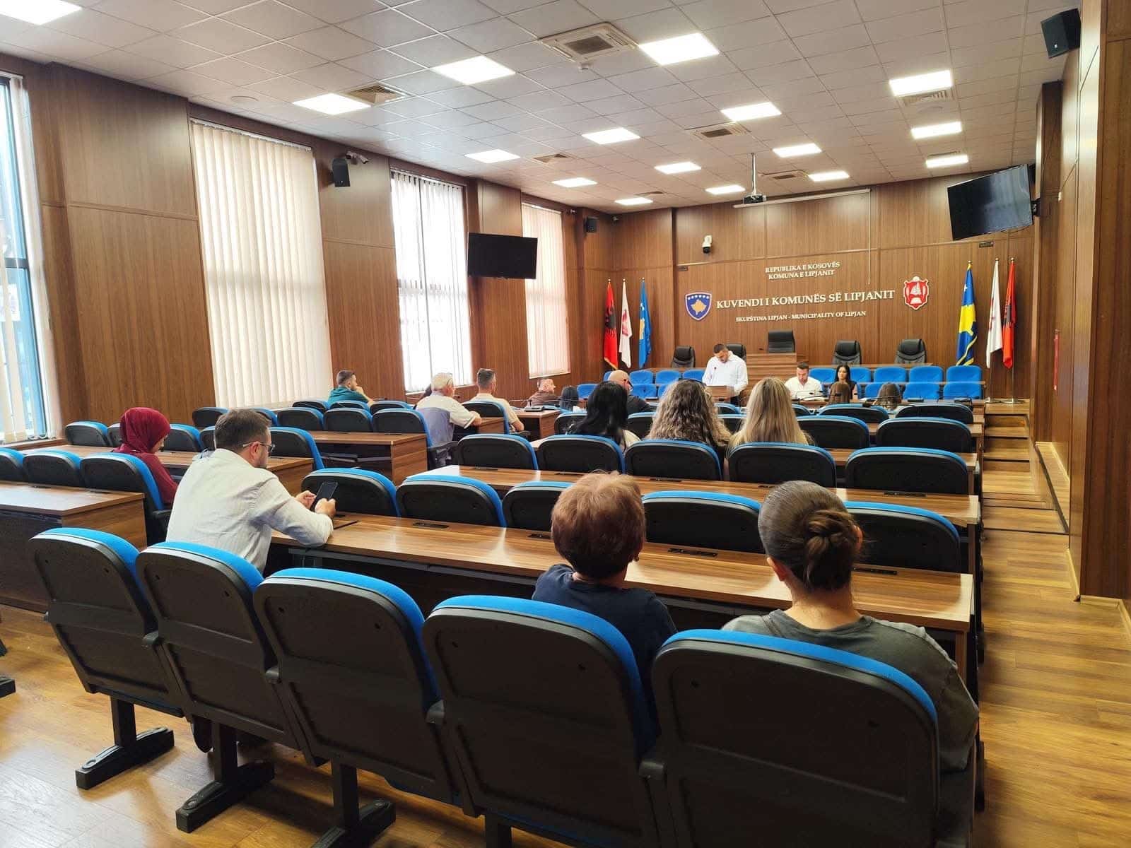 Mbahet debat publik për Draft-Rregulloren për organizimin dhe shfrytëzimin e parkingjeve publike në qytetin e Lipjanit.