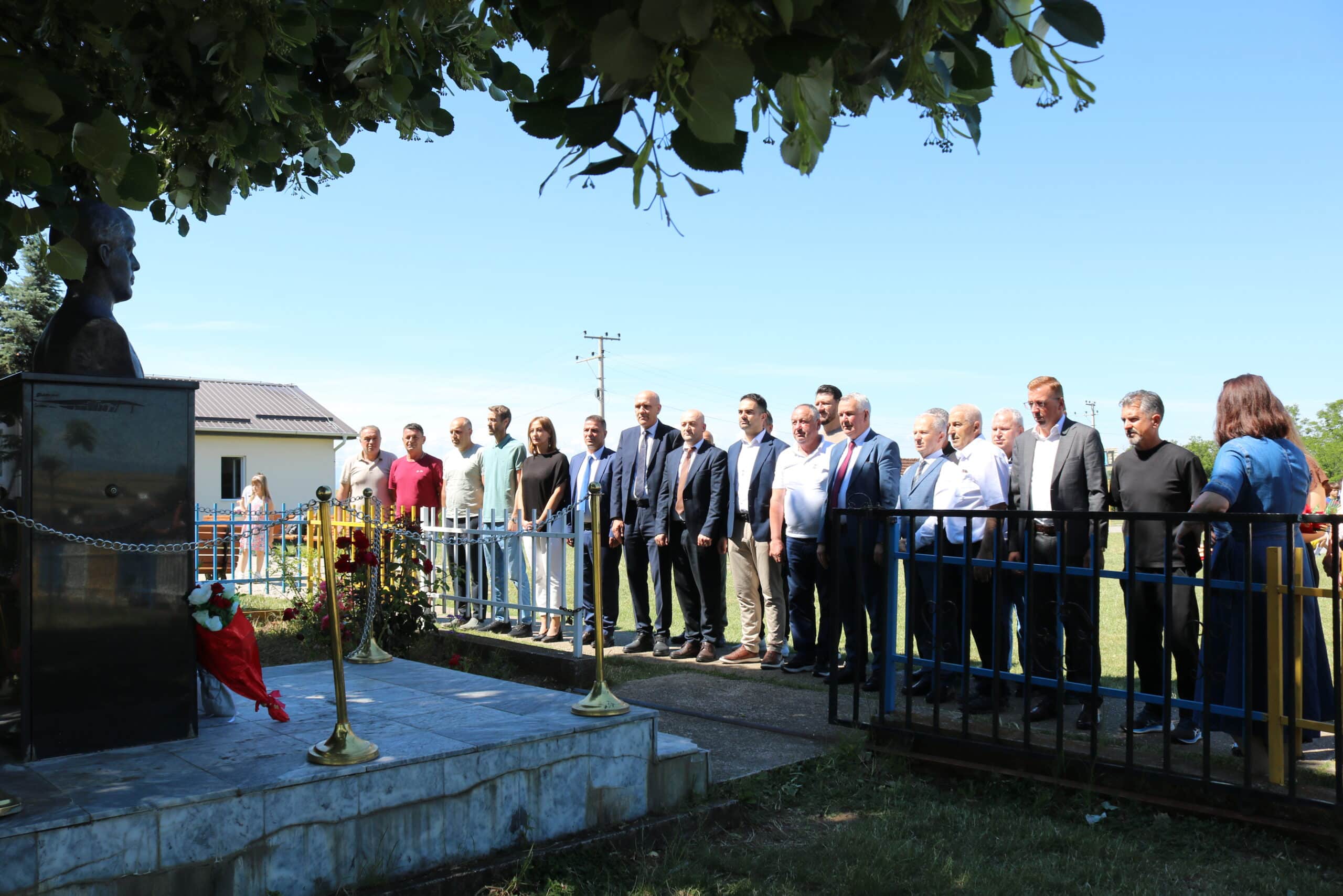 Kryetari Ahmeti nderon me homazhe dëshmorin Ibrahim Krasniqi
